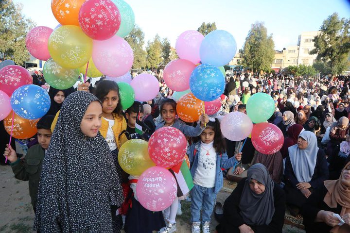 المواطنون يؤدون صلاة العيد في الساحات العامة في قطاع غزة