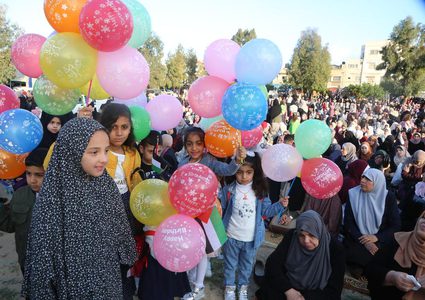 المواطنون يؤدون صلاة العيد في الساحات العامة في قطاع غزة