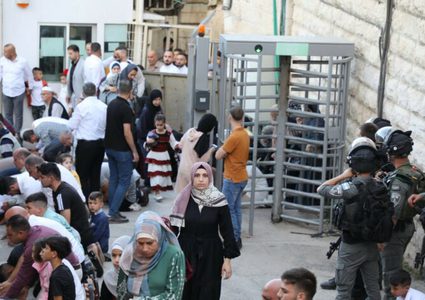 الآلاف يصلون صلاة العيد في المسجد الإبراهيمي بالخليل