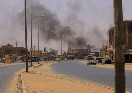 تجدد الاشتباكات المسلحة في السودان وارتفاع عدد القتلى لأكثر من ٤٠٠
