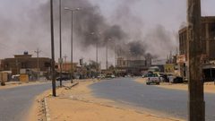 تجدد الاشتباكات المسلحة في السودان وارتفاع عدد القتلى لأكثر من ٤٠٠