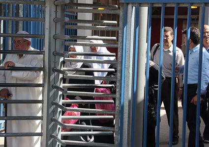 الاحتلال يعتقل شابة على حاجز قلنديا