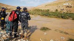 العثور على جثمان الضابط الذي جرفته السيول في وادي عربة بالأردن