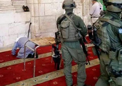 قوات الاحتلال تقتحم مصلى باب الرحمة وتقطع الكهرباء