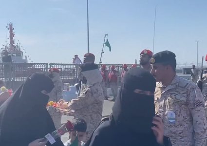 وصول سعوديين ورعايا من دول أخرى إلى جدة بعد إجلائهم من السودان