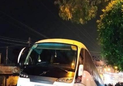 سقوط حافلة جراء انهيار في التربة في غزة