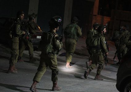 الاحتلال يعتقل أسيرا محررا من رام الله عند حاجز "الكونتينر"