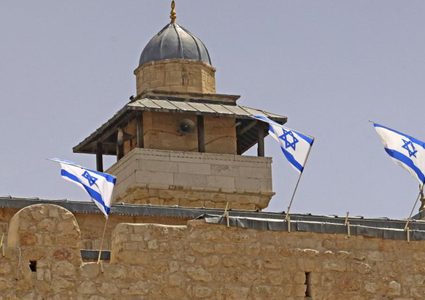 البكري يستنكر رفع علم الاحتلال على سطح وجدران الحرم الإبراهيمي