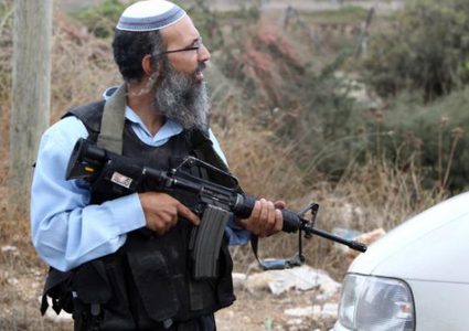 مستوطن يهاجم مواطنا جنوب نابلس