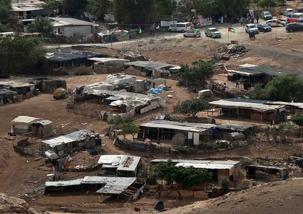 نتنياهو يواصل طلب تأجيل إخلاء الخان الأحمر لأسباب سرية حتى إشعار آخر