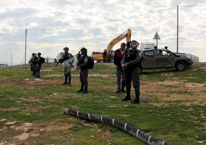 الاحتلال يستولي على جرافة شرق قلقيلية