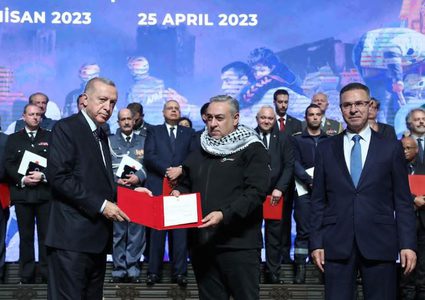 أردوغان يكرم فلسطين ويمنح فريقها للتدخل والاستجابةالعاجلة وسام الجمهورية للتضحية