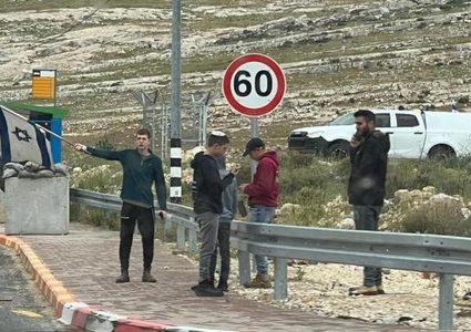 مستوطنون يغلقون المدخل الشمالي لمدينة البيرة ويعتدون على سيارة إسعاف