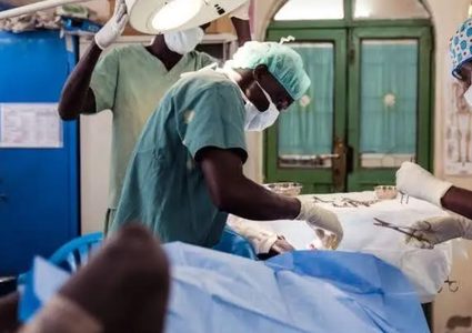 الصحة العالمية تحذر من تناقص مخزون الإمدادات الطبية بالسودان