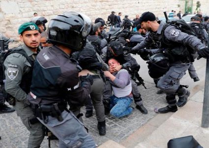 الاحتلال يعتقل ثلاثة مواطنين في القدس بعد الاعتداء عليهم