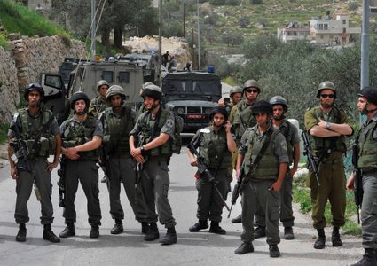 سلطات الاحتلال تغلق عدة طرق شمال رام الله
