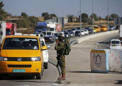 سلطات الاحتلال تواصل تشديد إجراءاتها العسكرية على حاجز الحمرا