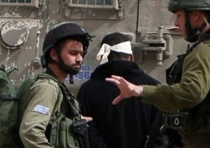 قوات الاحتلال تعتقل شابا شرق طولكرم