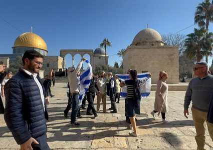 عشرات المستوطنين يقتحمون "الأقصى" ويرفعون علم الاحتلال في باحاته