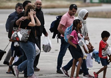 أكثر من 50 دولة تجلي رعاياها من السودان