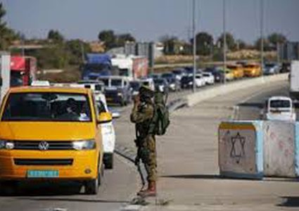 الاحتلال يواصل تشديد إجراءاته على حاجز الحمرا العسكري في الأغوار