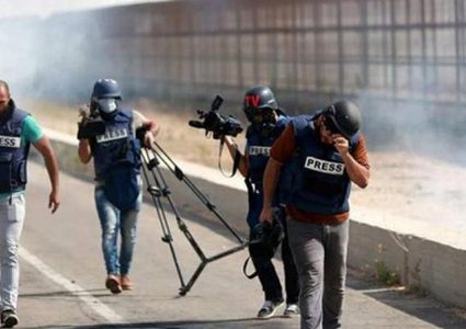 الاحتلال يستهدف طاقم تلفزيون فلسطين في قلقيلية