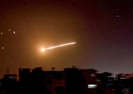 إصابة 3 سوريين في غارات إسرائيلية على حمص