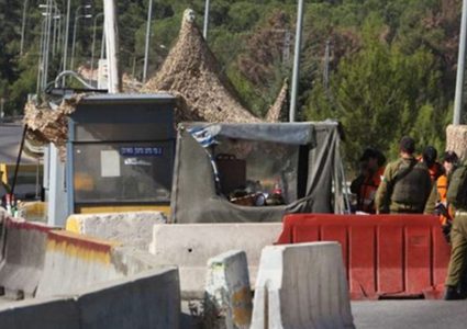 الاحتلال يواصل تشديد إجراءاته على حاجز الحمرا في الأغوار