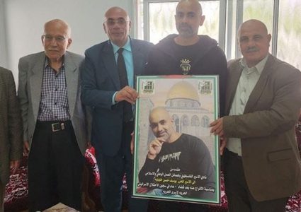 نادي الأسير يكرّم الأسيرين المحررين علاونة وخليلية في جنين