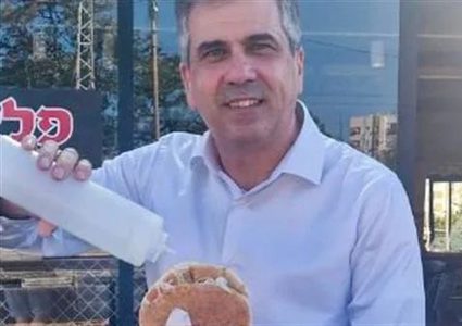 كوهين يثير موجة من السخرية والغضب بسبب "الفلافل والطحينية"