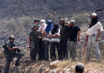 مستوطنون يعتدون على شقيقين بالضرب ويسرقون مركبتهما في دير جرير شرق رام الله