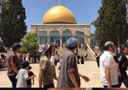 عشرات المستوطنين يقتحمون الأقصى