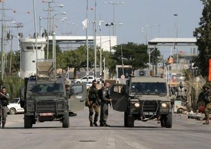 الاحتلال يستولي على مركبة ويحتجز خمسة مواطنين غرب جنين