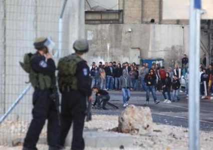 الاحتلال يحاصر مدرسة ذكور تقوع الثانوية ويصيب عددا من طلبتها بالاختناق