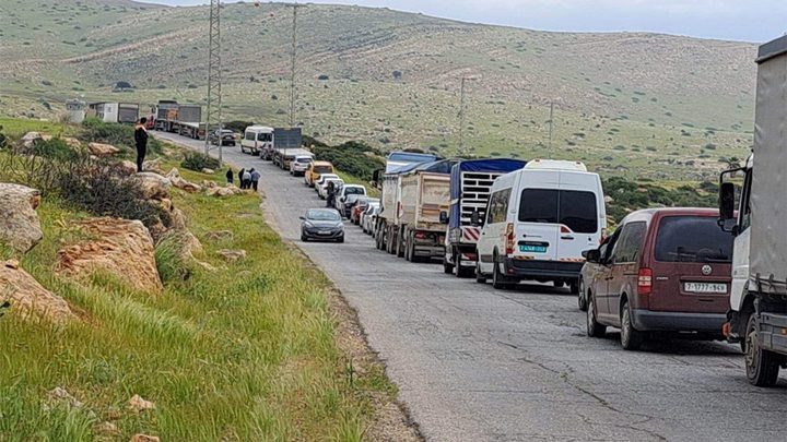 الاحتلال يواصل تشديد إجراءاته على حاجز الحمرا في الأغوار