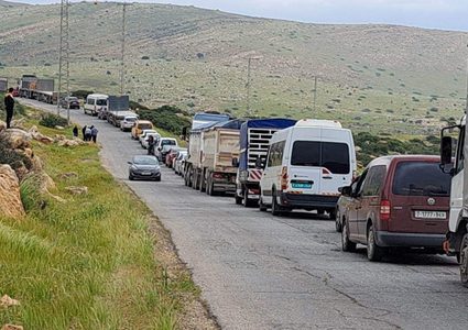 الاحتلال يواصل تشديد إجراءاته على حاجز الحمرا في الأغوار