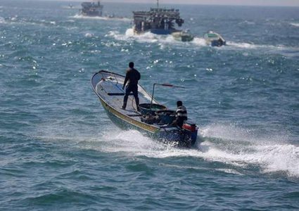 الاحتلال يصيب صيادين ويعتقل اثنين آخرين قبالة شاطئ مدينة غزة