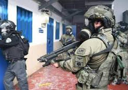 توتر واستنفار في سجن عوفر واصابات بالغاز في صفوف الأسرى