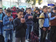 وقفة طلابية في مدارس غزة تنديدًا باغتيال الأسير الشيخ خضر عدنان