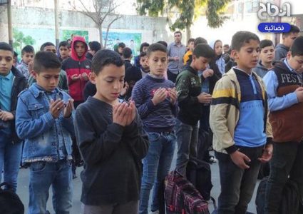 وقفة طلابية في مدارس غزة تنديدًا باغتيال الأسير الشيخ خضر عدنان