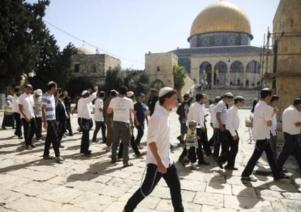 عشرات المستوطنين يقتحمون المسجد الأقصى