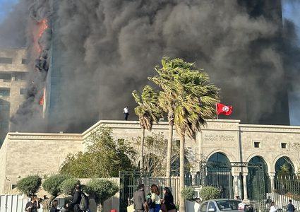اندلاع حريق هائل في المقر الرئيسي لمصرف الزيتونة في تونس
