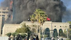 اندلاع حريق هائل في المقر الرئيسي لمصرف الزيتونة في تونس