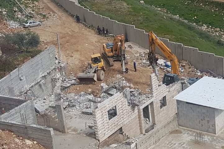 قوات الاحتلال هدم بناية سكنية في مخيم شعفاط