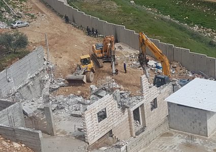 قوات الاحتلال هدم بناية سكنية في مخيم شعفاط
