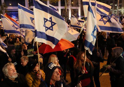 مستوطنون يتظاهرون في سديروت احتجاجاً على التعامل مع غزة