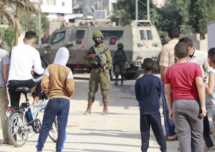 اصابة مواطنين بالرصاص الحي خلال مواجهات مع الاحتلال في مخيم عين السلطان