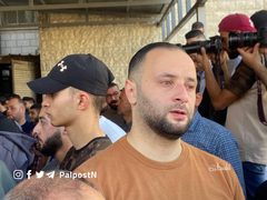 مواطنون يتجمعون أمام مشفى رفيديا والذي يتواجد فيه جثامين الشهداء الثلاثة