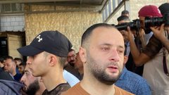 مواطنون يتجمعون أمام مشفى رفيديا والذي يتواجد فيه جثامين الشهداء الثلاثة