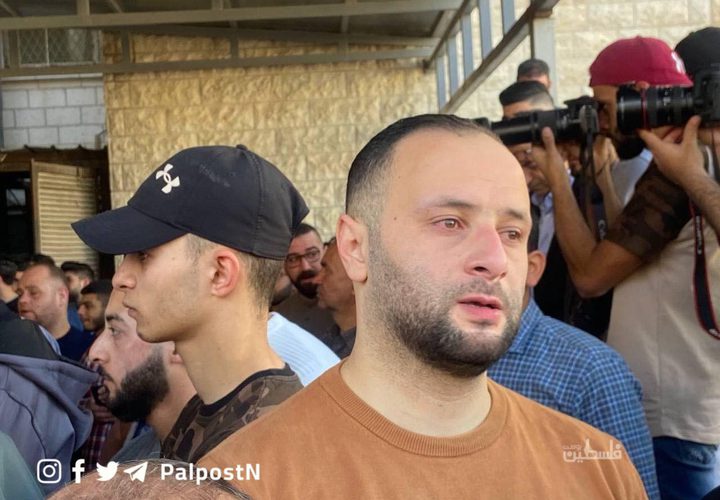 مواطنون يتجمعون أمام مشفى رفيديا والذي يتواجد فيه جثامين الشهداء الثلاثة